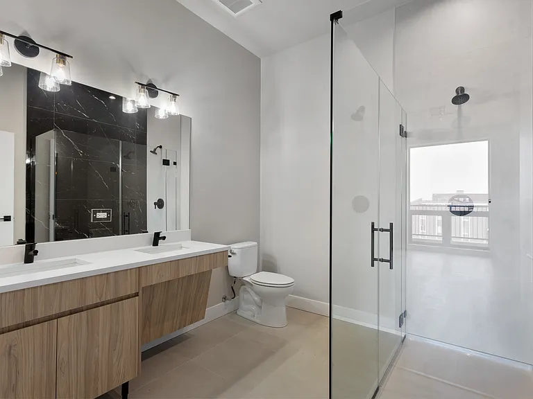2505 W Farragut Ave #402 — Photo 4