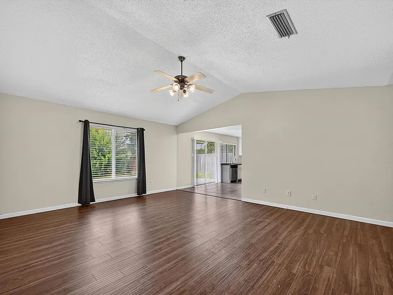 2026 Wedgewood Ln — Photo 5