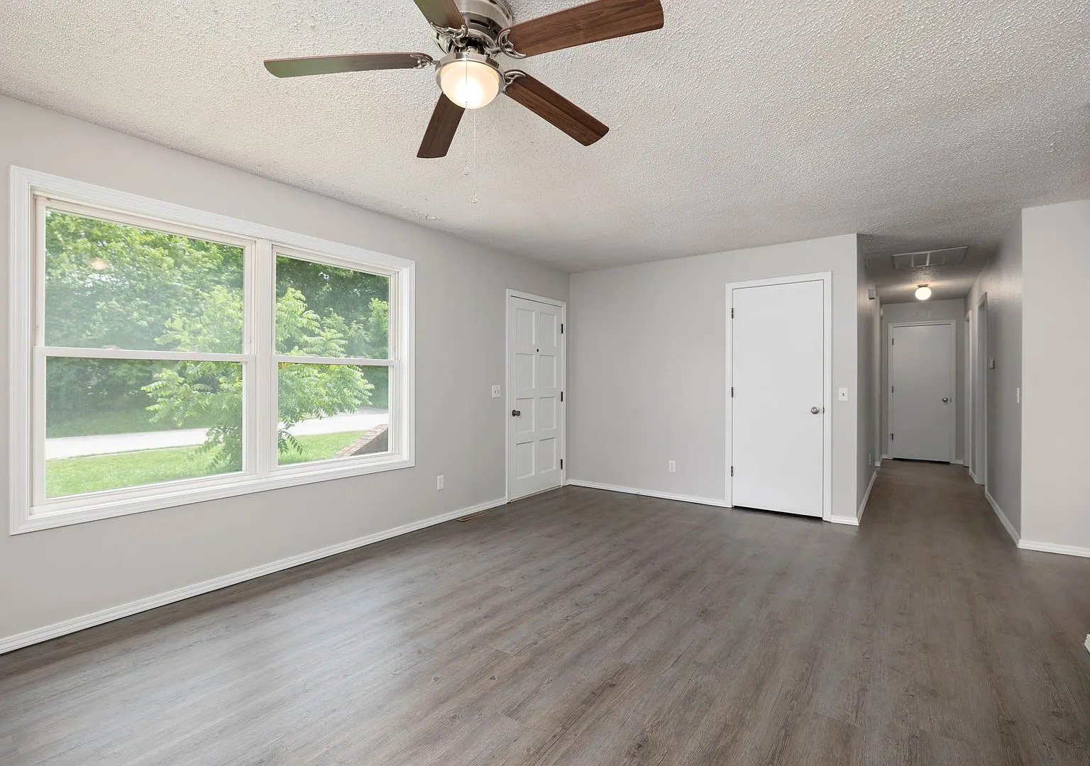 Beautiful Updated 3BR/2BA Home with Gorgeous Yard-Buffalo, MO|$1,350\month — Photo 4