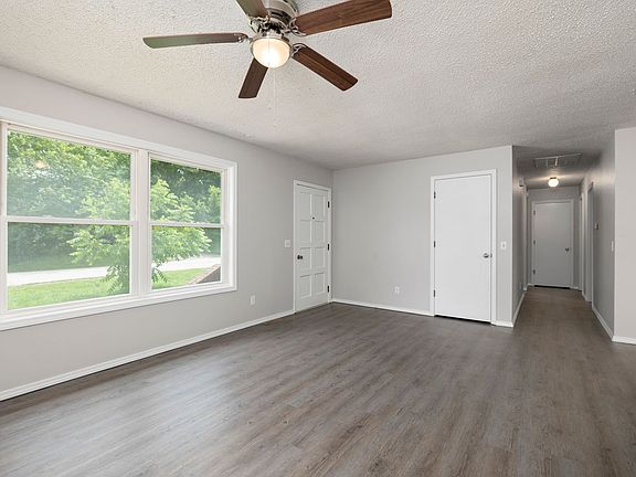4th image of 1015 N Hickory St