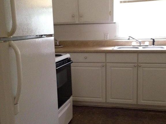 4th image of 939 Deerwood Cir N