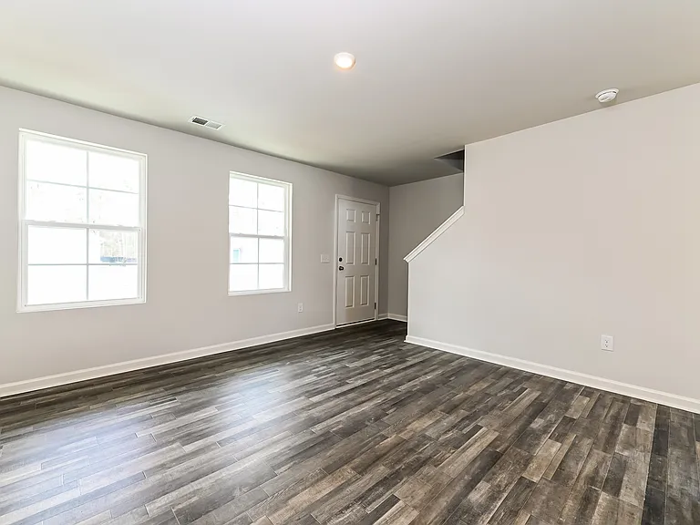 682 Hadley Ct SE — Photo 3