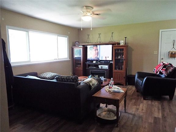 3rd image of 105 Roger St