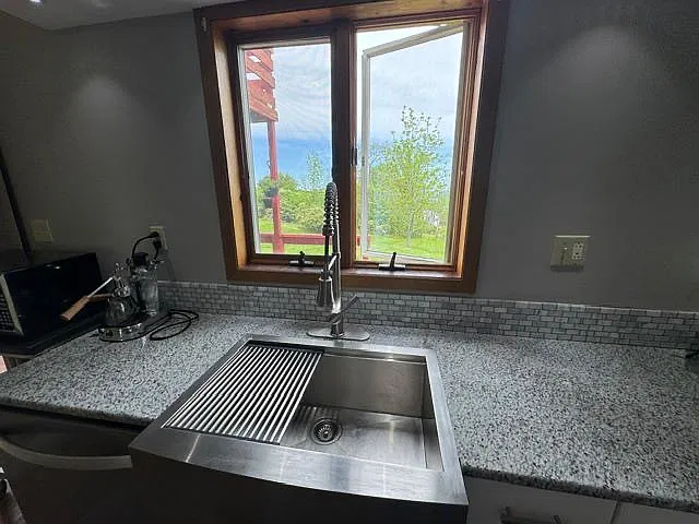 198 E King Rd — Photo 2
