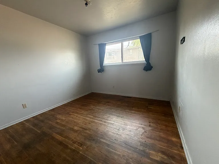 1045 Gridley Dr — Photo 7