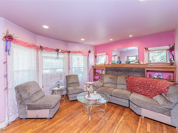 3rd image of 1292 Summit Ave