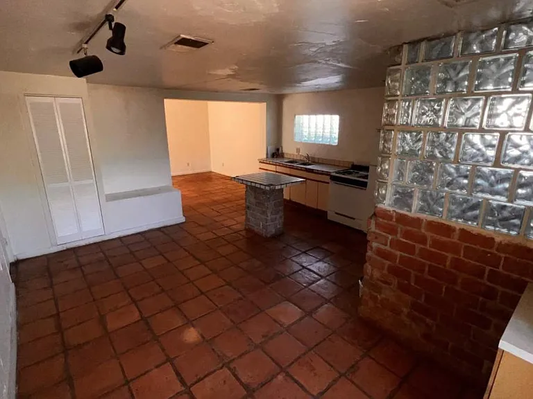 504 W Brown St — Photo 6