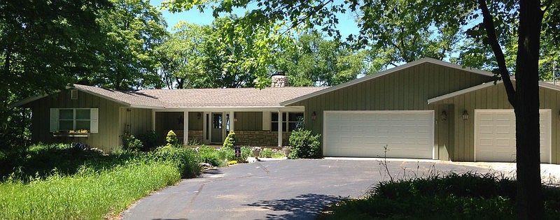 Charming home on wooded lot! : Excellent curb appeal and a well-maintained garden add to the charm o