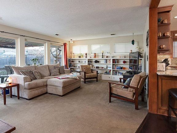 3rd image of 3024 Chaucer Dr