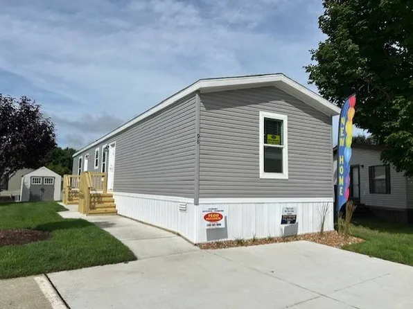 98 Meadows Cir #98, Wixom, MI 48393