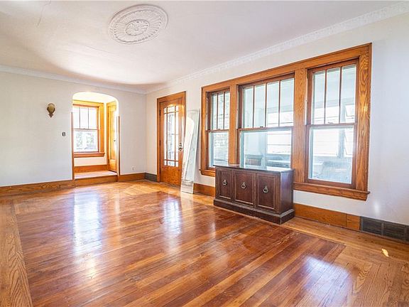5th image of 1123 W 11th St