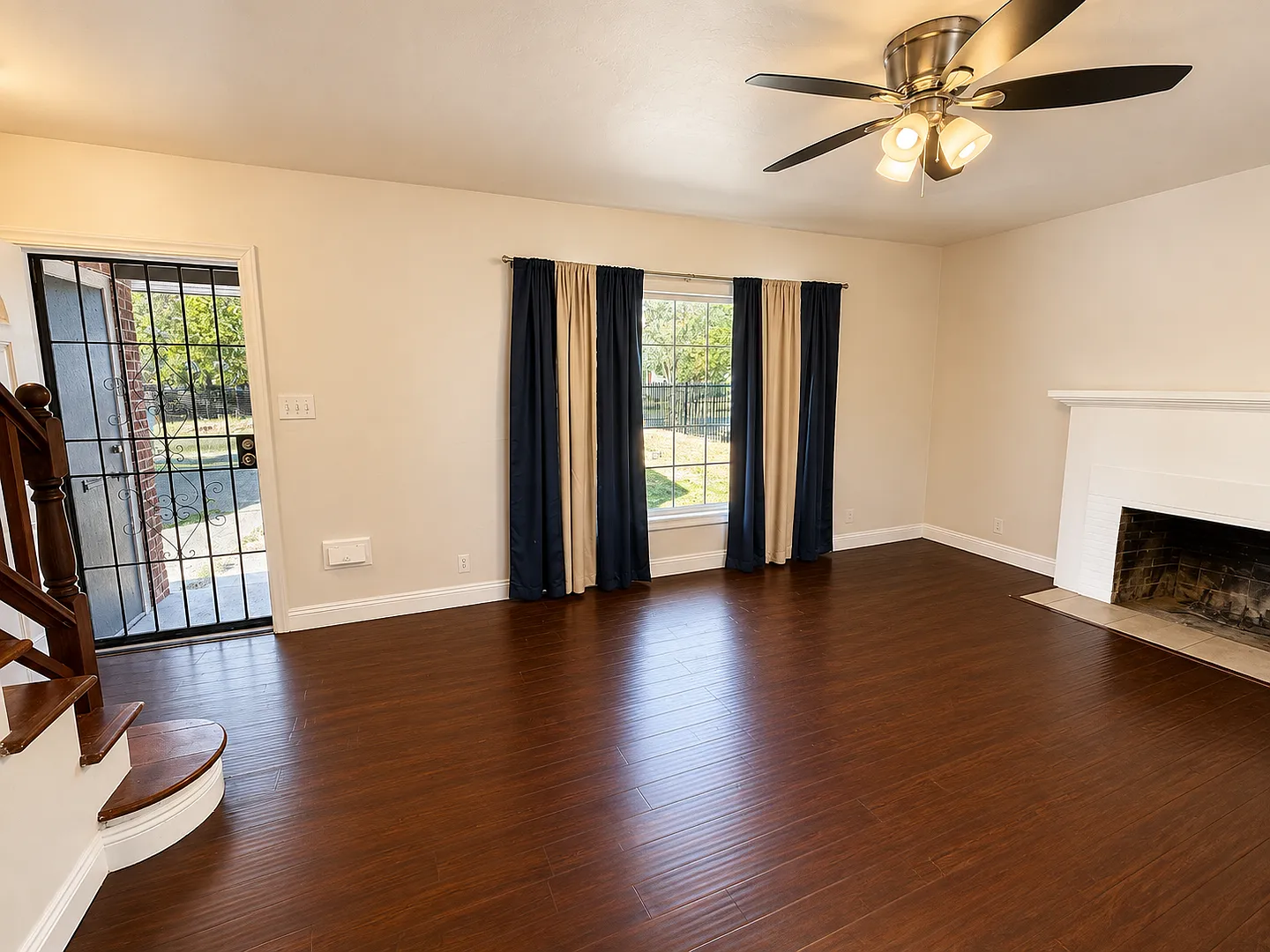 Spacious Two-Story Duplex in Old North Sacramento! — Photo 2