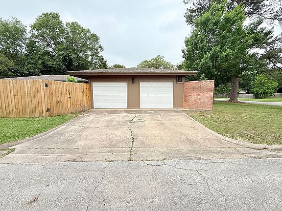 3rd image of 905 Persimmon Ave