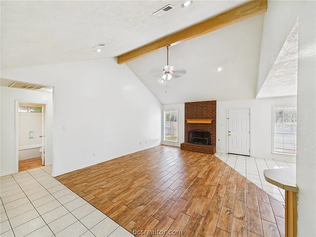 Building Photo - 301 Rosemary Ln