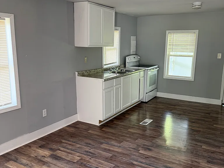 517 Vickerstaff St — Photo 6