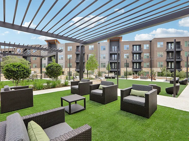 Aura High Pointe — Photo 34