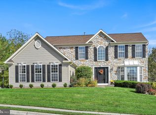 910 Maplewood Dr, Douglassville, PA 19518