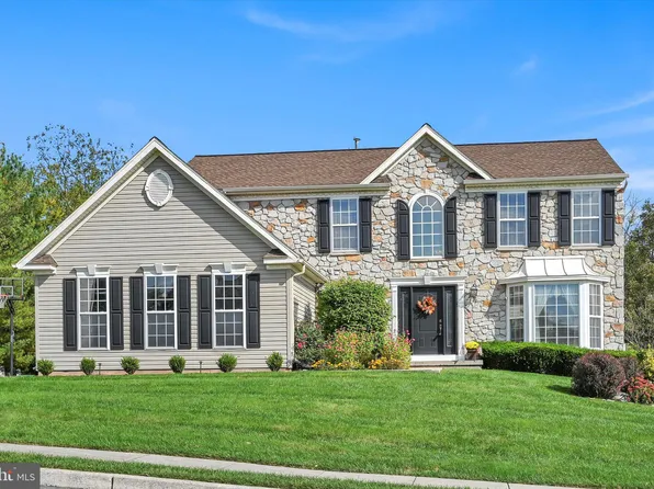 910 Maplewood Dr, Douglassville, PA 19518