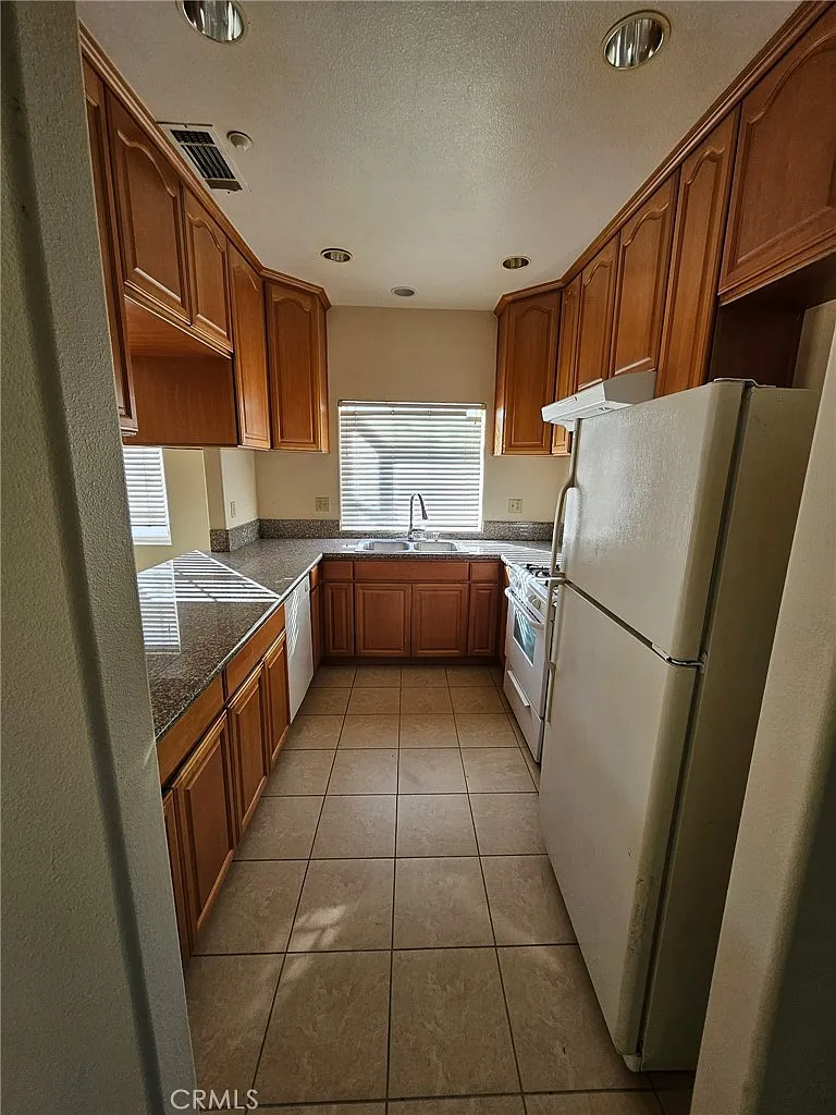 3 bed, 1200 sqft, $3,300 — Photo 2