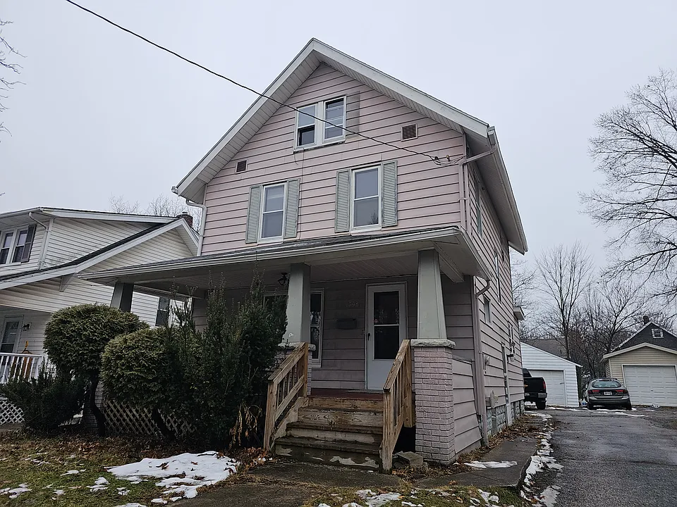1098 Big Falls Ave