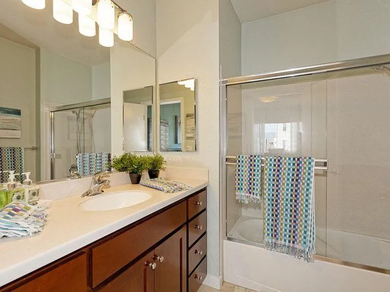 604 Palisade Dr — Photo 6