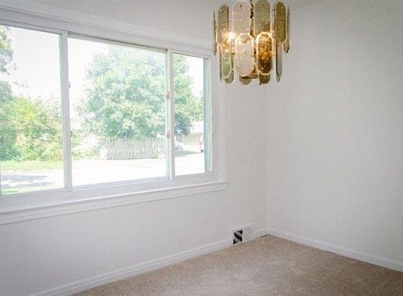 4th image of 447 Ainsworth Cir