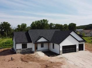 565 Gunderson Dr, Portage, WI 53901