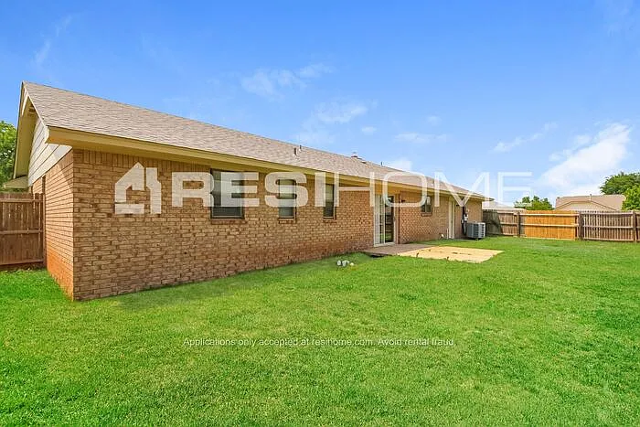 504 N Avery Dr — Photo 2