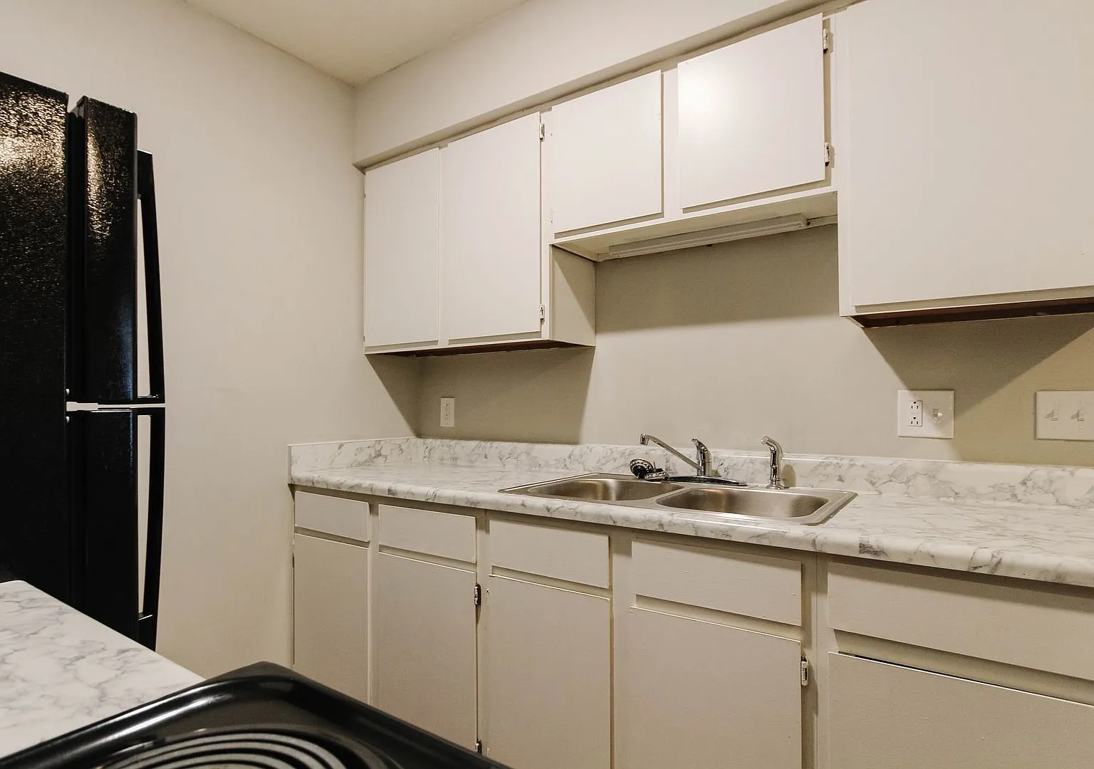 Fully Renovated 2 Bedroom Apartments! Pet Friendly! On-Site Laundry! — Photo 4