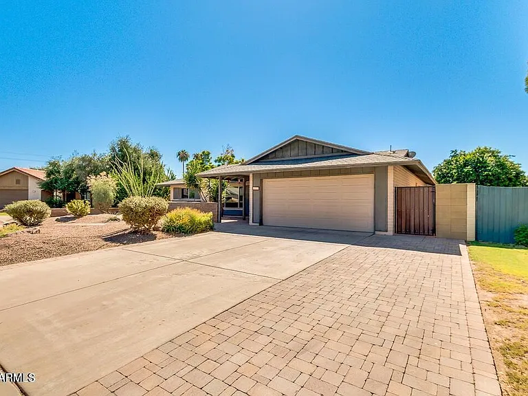 831 E Stephens Dr — Photo 2