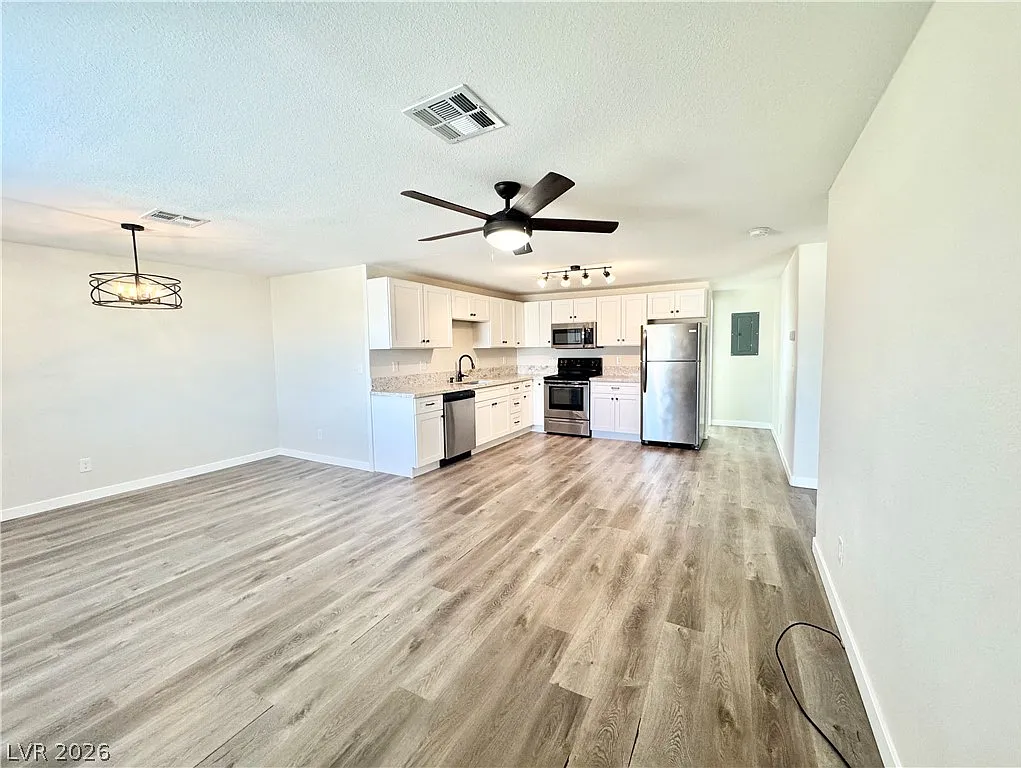 3 bed, 2.0 bath, 3008 sqft, $1,350 — Photo 2