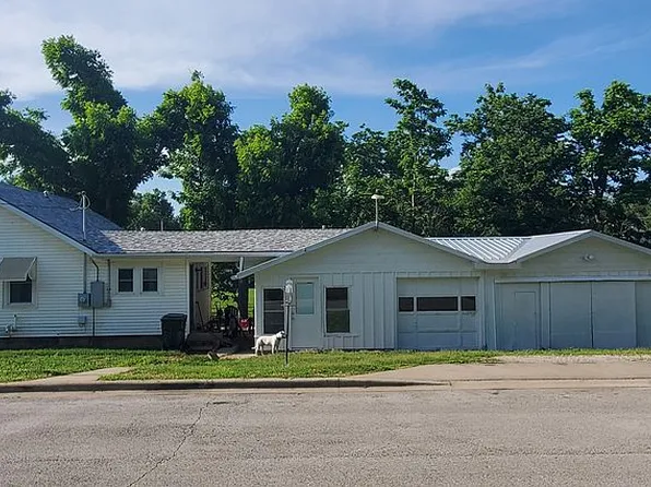802 N Clay St, Nevada, MO 64772