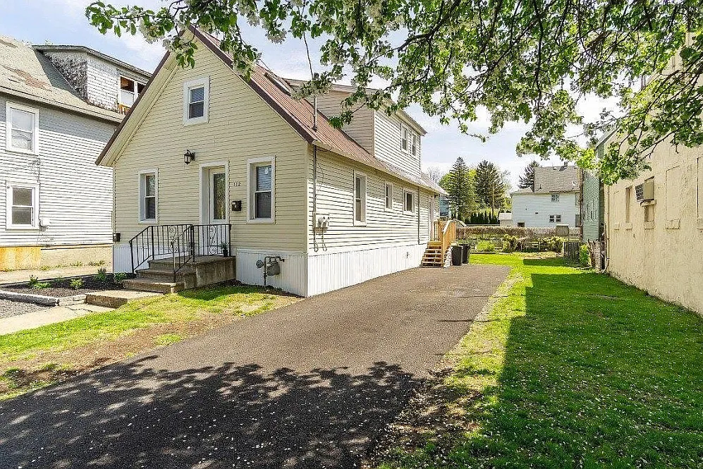 2 bed, 700 sqft, $1,300 — Photo 1