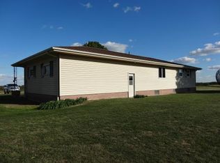 38233 Glacier Rd, Edgewood, IA 52042
