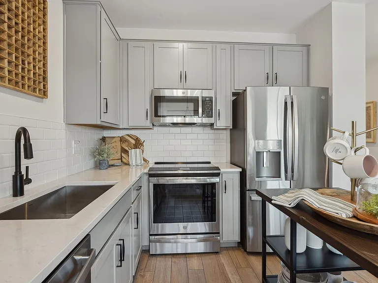 2821 W Red Fox Rd — Photo 3