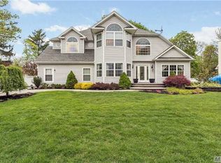 2 Raspberry Ln, Nesconset, NY 11767