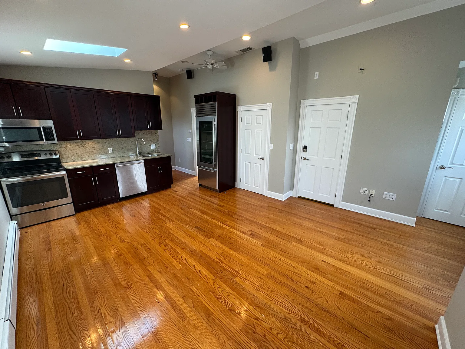 2 bed, 900 sqft, $3,800 — Photo 3