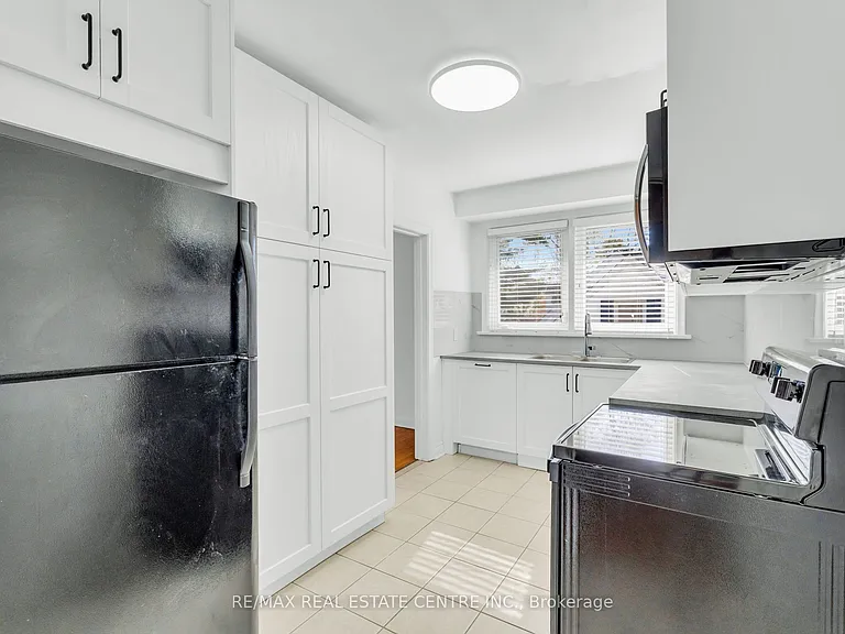48 Maple Ave S #UPPER — Photo 16