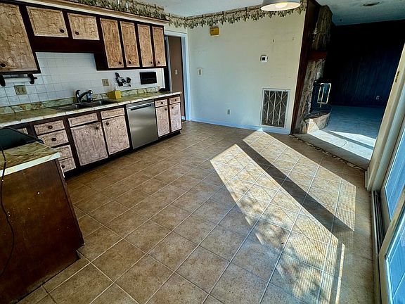 4th image of 1140 Live Oak Cir