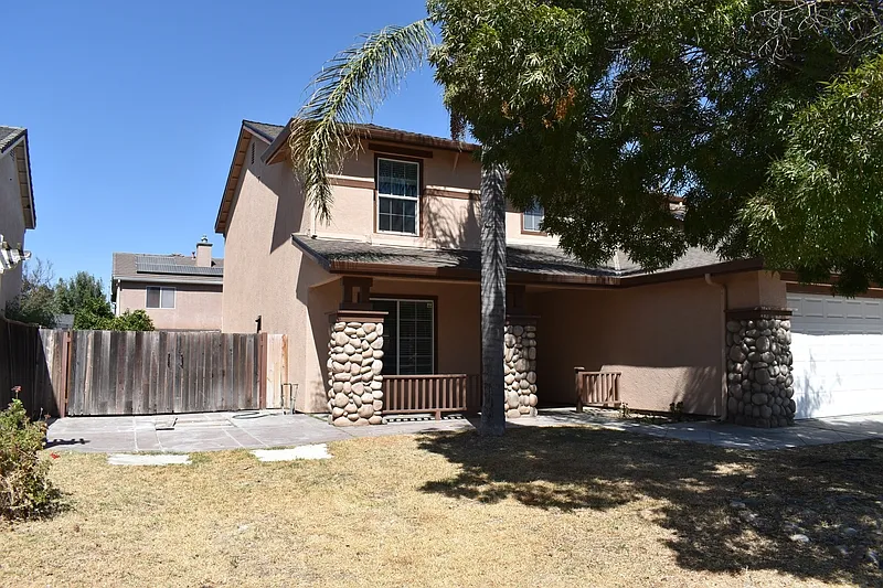 3 bed, 2.5 bath, 1970 sqft, $2,300 — Photo 2
