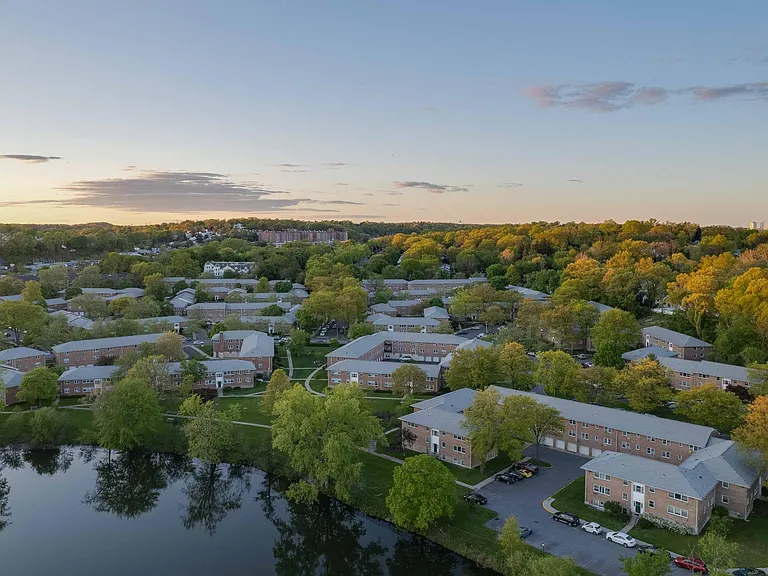 Crestwood Lake Apartments — Photo 42