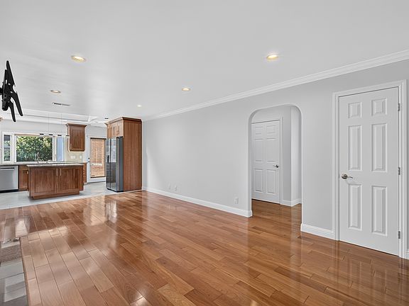 5th image of 879 S Knickerbocker Dr