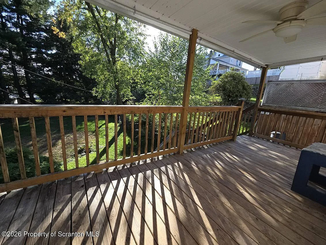 3 bed, 2.0 bath, 1611 sqft, $1,700 — Photo 4