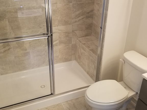 Upper Level Owner s Bath Std. View 1