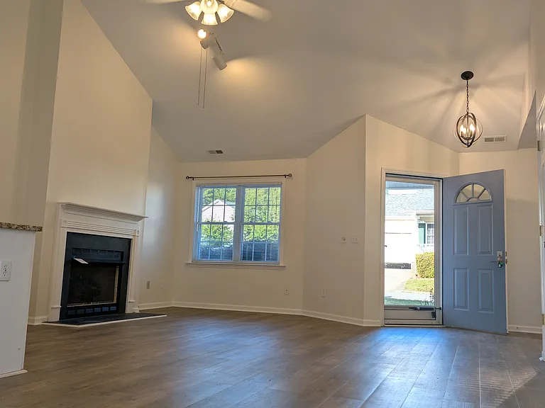1466 Sir Charles Dr — Photo 3