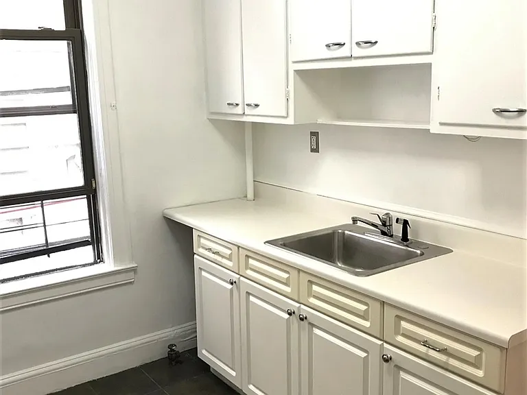 24-46 38th St #1R — Photo 7