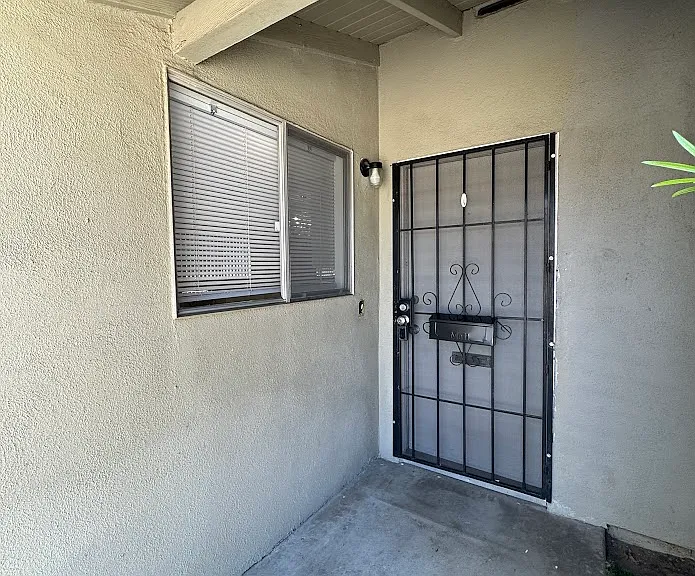 1227 N Garsden Ave — Photo 3