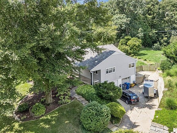 3rd image of 12 Riverview Park Dr