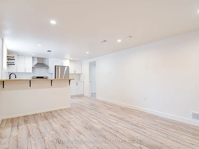 81 Culver Cres #B — Photo 8