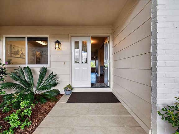 3rd image of 329 Oak Leaf Circle